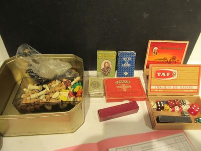 de nombreux objets différents posés sur une table