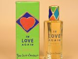 une image représentant un flacon de parfum « Love Again » à côté d'une boîte