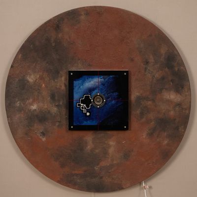 une photo d'une horloge accrochée au mur d'une pièce
