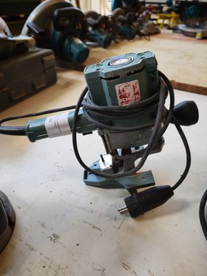 a machine that is sitting on a table in a room