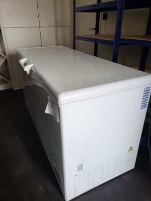 un petit congélateur blanc posé dans une pièce
