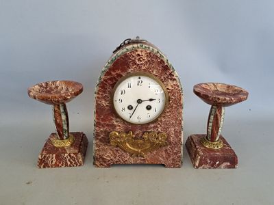 une petite horloge et deux tabourets placés l'un à côté de l'autre