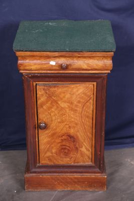 un petit meuble en bois avec un plateau vert posé sur une table