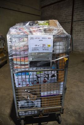 un chariot contenant beaucoup d'articles dans un entrepôt