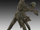 sculpture en bronze représentant un homme et une femme en train de danser, posée sur un socle noir
