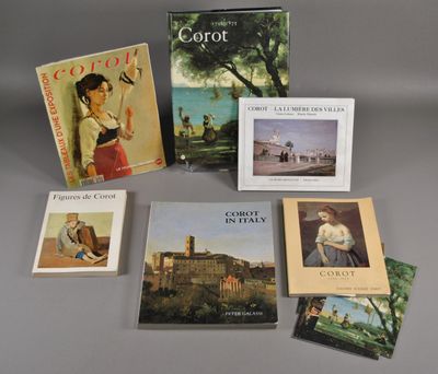 plusieurs livres sont posés sur une table devant un fond gris