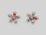 une paire de boucles d'oreilles en forme de fleurs en cristal multicolores