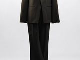 une image représentant un costume noir sur un mannequin