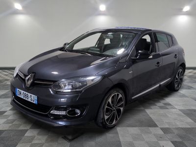 la voiture grise est garée sur un sol en damier dans le garage