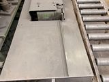 une image représentant un tapis roulant dans une usine où se trouvent de nombreuses machines
