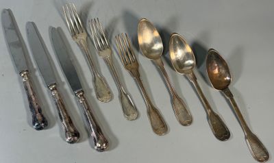 toutes ces cuillères et fourchettes qui se trouvent sur la table