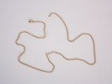 collier plaqué or avec un pendentif en forme de colombe sur fond blanc