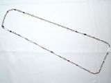 collier composé de perles multicolores et d'une chaîne en argent sur fond blanc
