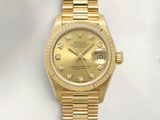 une photo d'une montre Rolex en or avec des diamants sur le cadran