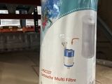 un bidon d'eau posé sur une boîte en carton