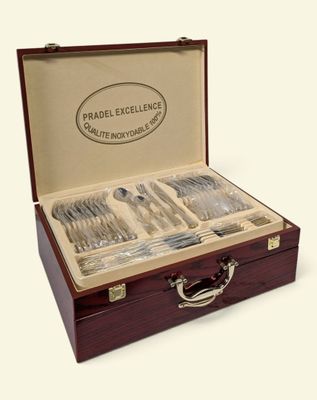 un coffret en bois contenant de l'argenterie, sur fond blanc