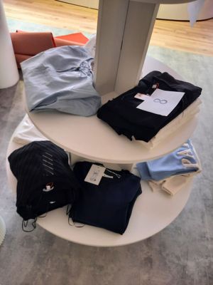un présentoir à trois niveaux de vêtements posé sur une table