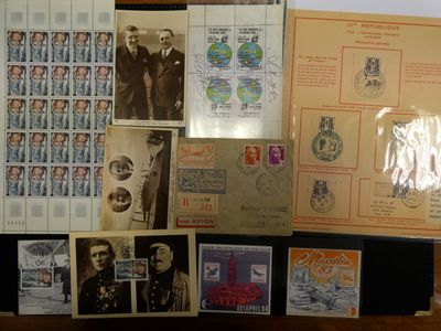 beaucoup de timbres sur la table, avec des images dessus