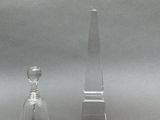 une bouteille en verre transparent et une bouteille en verre transparent posées sur une table