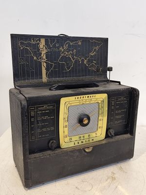 une vieille radio posée sur une table sur laquelle se trouve une carte du monde