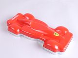 une petite voiture rouge posée sur une surface blanche