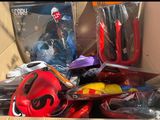 une boîte en carton remplie de jouets et d'autres objets