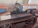 une petite machine posée sur le sol
