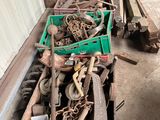 un tas de vieilleries dans un local de stockage situé à côté d'un bâtiment