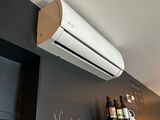un climatiseur blanc fixé au mur dans un restaurant