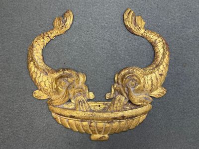 Coupe et dauphins. Elément de décoration en bois sculpté et …