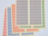 une pile de timbres de différentes couleurs