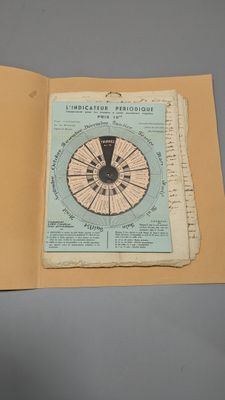 un livre sur lequel figure un schéma, posé sur une table