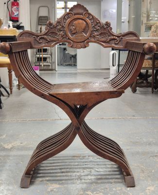une chaise en bois qui se trouve au milieu d'une pièce