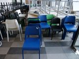de nombreuses chaises dans une pièce au sol à carreaux