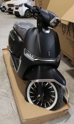 une trottinette posée sur un carton