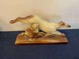 une figurine représentant un chien et un chat posée sur une table