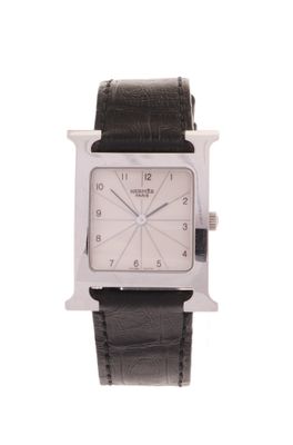 une photo d'une montre carrée blanche avec un bracelet en cuir noir