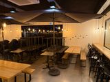 une salle avec des tables et des parasols au milieu de la pièce