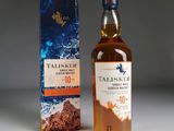 une bouteille de whisky à côté d'une boîte de whisky