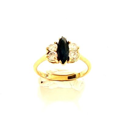 une image d'une bague en or avec un saphir et des diamants