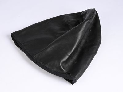 CHANEL Bonnet haut à façonner à volonté en cuir agneau noir. - Photo 1