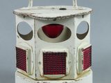 une petite boîte blanche ornée d'un motif rouge et blanc