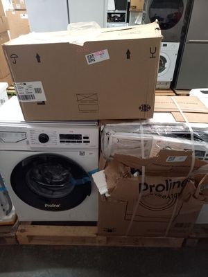 une pile de cartons et une machine à laver posés sur une palette