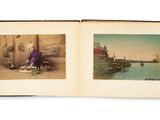 un livre ouvert avec deux photos de personnes assises sur un bateau
