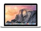 un ordinateur portable MacBook Air d'Apple avec une montagne en arrière-plan