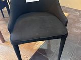 une chaise noire sur laquelle est accrochée une étiquette de prix
