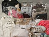un tas de vêtements et un ours en peluche posés sur une table