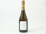 la bouteille de vin est posée sur une surface blanche
