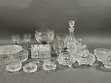 beaucoup d'objets en verre qui se trouvent sur la table