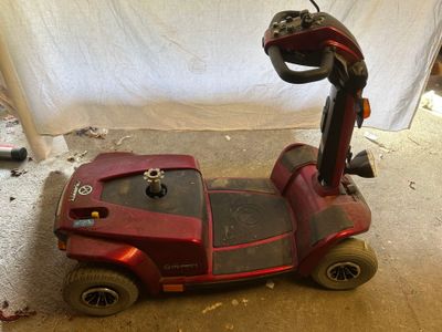 une petite voiture rouge posée par terre